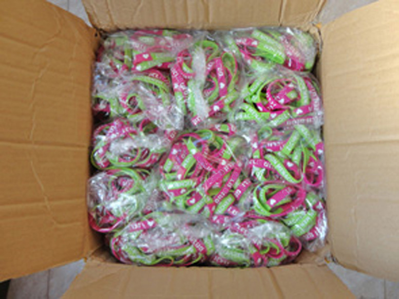 צמיד סיליקון מובלט שילוב צבעים, מנחם - תמונה 2