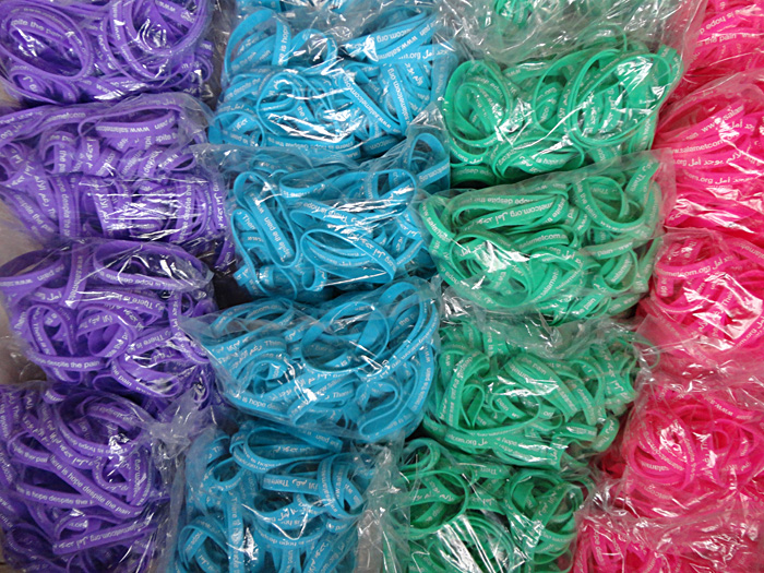 צמידי סיליקון ממותגים עם סלוגן - תמונה 2