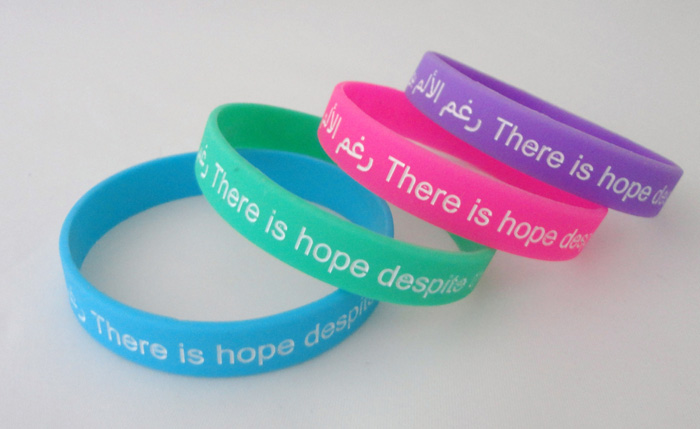 צמידי סיליקון ממותגים עם סלוגן